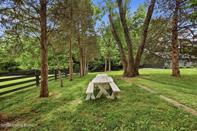 11005 Park Rd, Anchorage, KY 40223