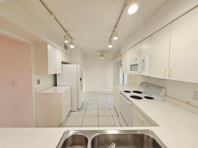 9963 Seacrest Circle 101, Boynton Beach, FL 33437