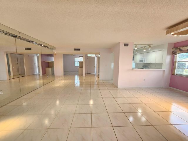 9963 Seacrest Circle 101, Boynton Beach, FL 33437