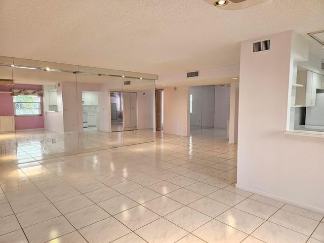 9963 Seacrest Circle 101, Boynton Beach, FL 33437