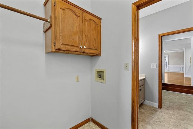 2402 SW Springcreek Court, Blue Springs, MO 64015