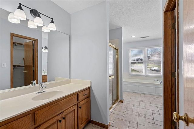 2402 SW Springcreek Court, Blue Springs, MO 64015