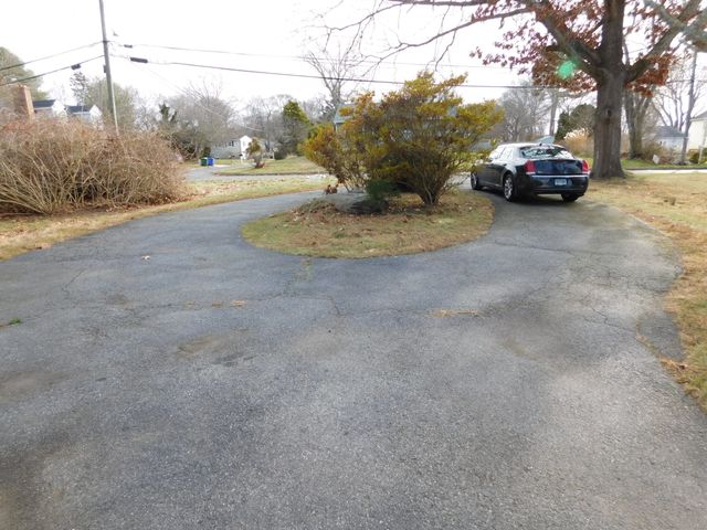 6 Anita Avenue, Waterford, CT 06385