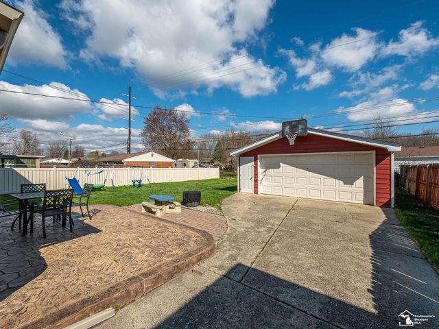 22244 Candace Drive, Rockwood, MI 48173