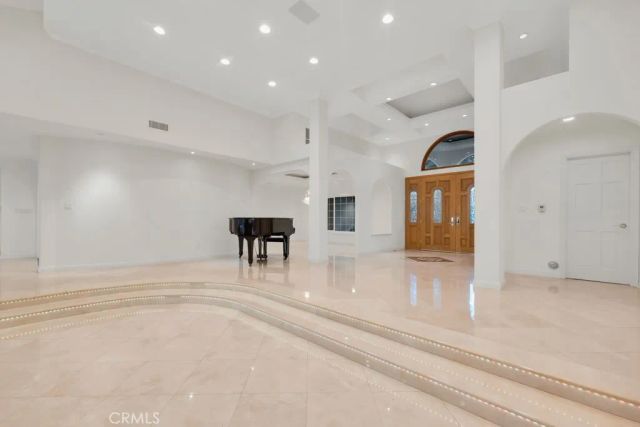 4446 Hayvenhurst Avenue, Encino, CA 91436