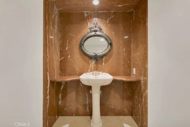 4446 Hayvenhurst Avenue, Encino, CA 91436