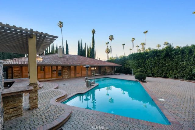 4446 Hayvenhurst Avenue, Encino, CA 91436