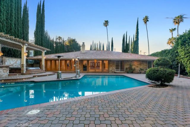 4446 Hayvenhurst Avenue, Encino, CA 91436