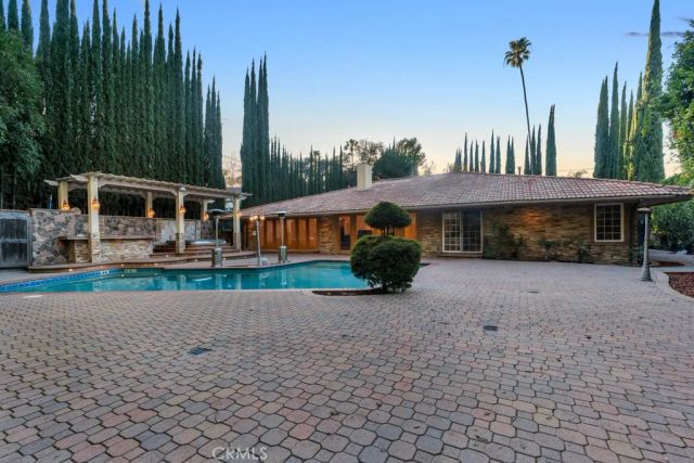 4446 Hayvenhurst Avenue, Encino, CA 91436