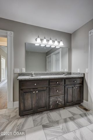 1112 S Garrison Avenue, Carthage, MO 64836