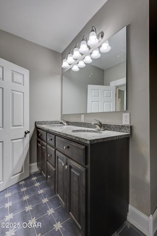 1112 S Garrison Avenue, Carthage, MO 64836