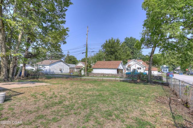 1112 S Garrison Avenue, Carthage, MO 64836