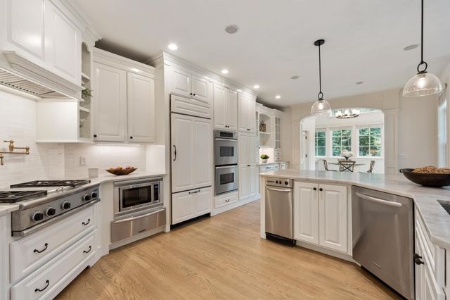 6 Watkins Ln, Southborough, MA 01772