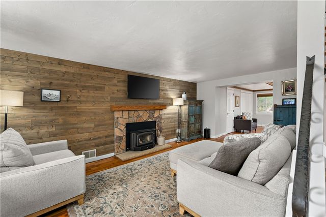 5318 Spring Valley Dr, Whitehall, PA 15236