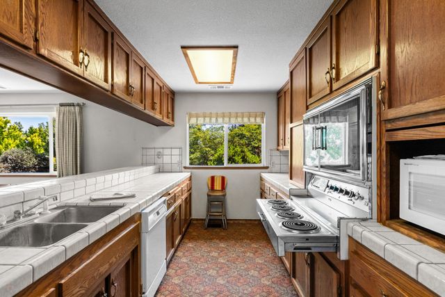 20592 Ayers Rd, Escalon, CA 95320