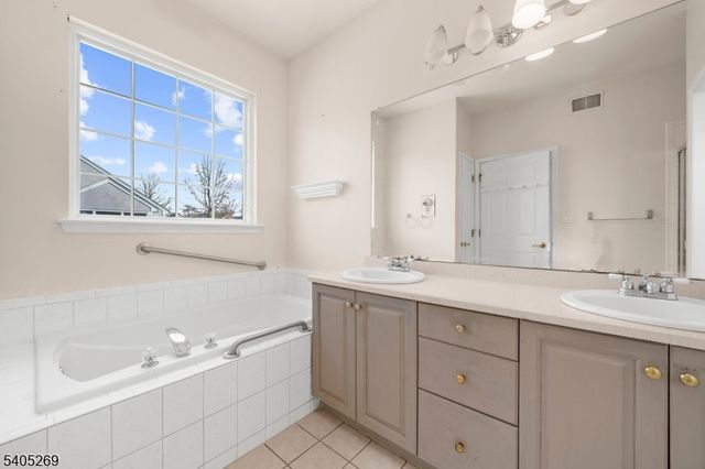 14 Stafford Ln, White Twp., NJ 07823