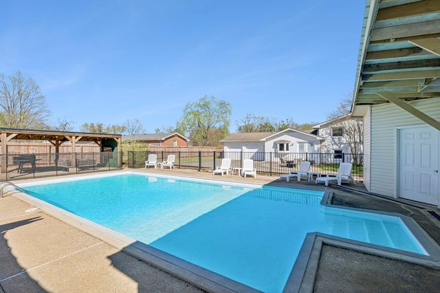 239 Sterling Rd, Hendersonville, TN 37075