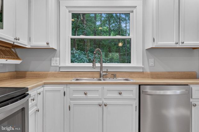 5 HUNTINGTON DR, Fredericksburg, VA 22405