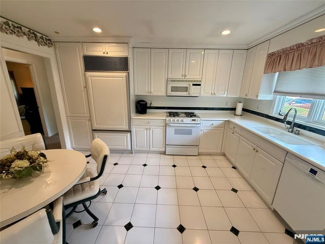 64 Sunset Court, Mahwah, NJ 07430