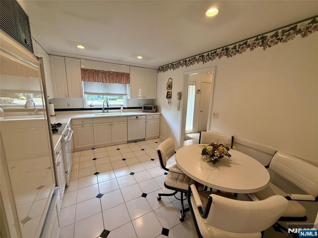 64 Sunset Court, Mahwah, NJ 07430
