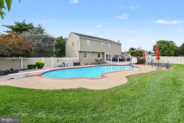 2010 BUCKINGHAM DR, Jamison, PA 18929