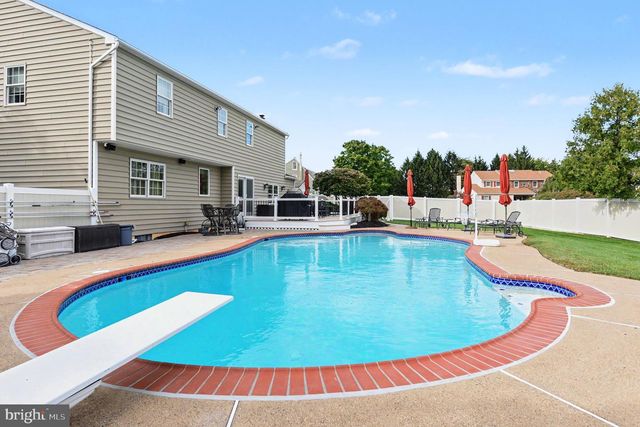 2010 BUCKINGHAM DR, Jamison, PA 18929