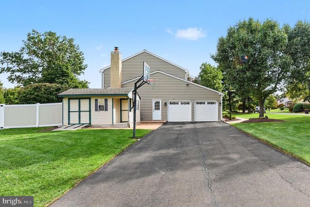 2010 BUCKINGHAM DR, Jamison, PA 18929