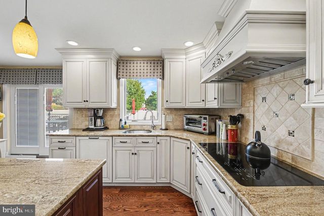 2010 BUCKINGHAM DR, Jamison, PA 18929
