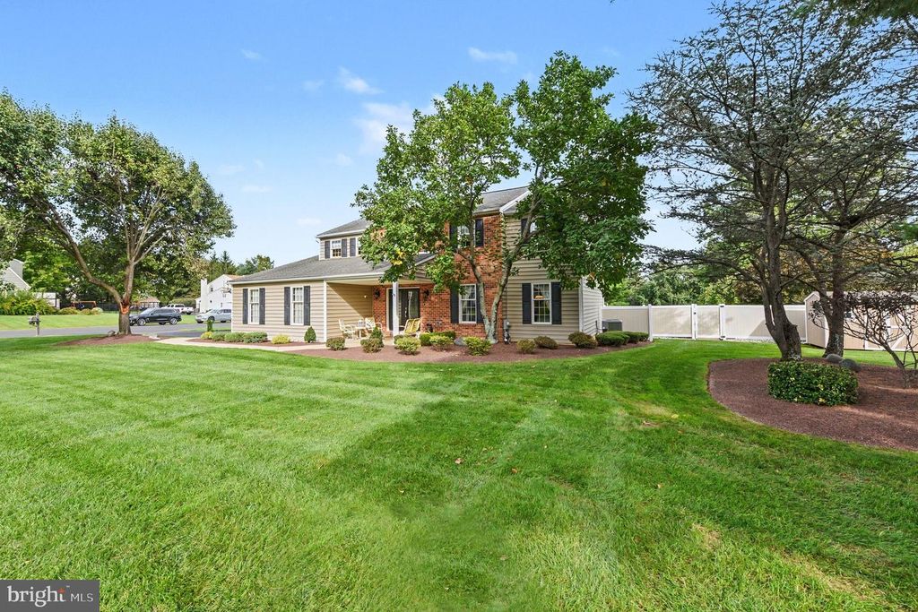 2010 BUCKINGHAM DR, Jamison, PA 18929 — photo 2