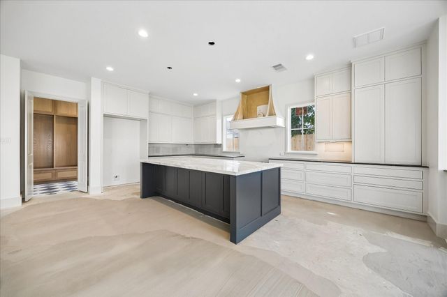 1614 Woodcrest Drive, Houston, TX 77018