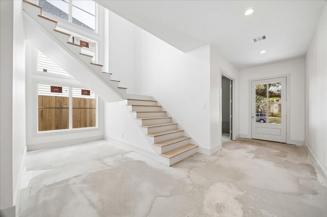 1614 Woodcrest Drive, Houston, TX 77018