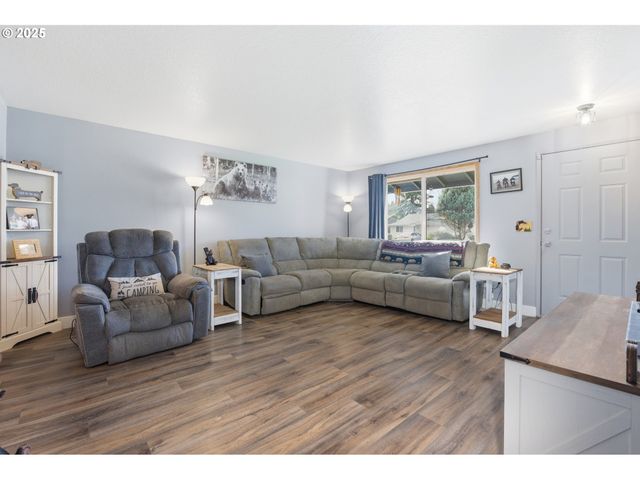 270 LARCH St, Woodland, WA 98674