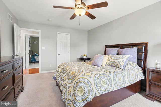18 OYSTER BAY DR, Mechanicsburg, PA 17050