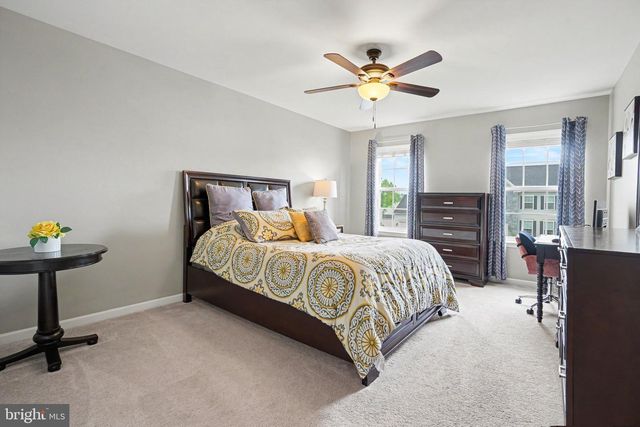 18 OYSTER BAY DR, Mechanicsburg, PA 17050