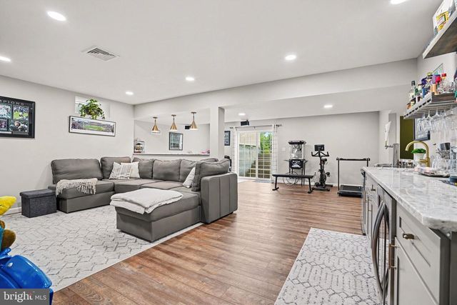 18 OYSTER BAY DR, Mechanicsburg, PA 17050