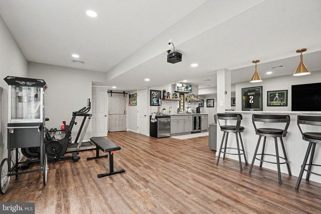 18 OYSTER BAY DR, Mechanicsburg, PA 17050