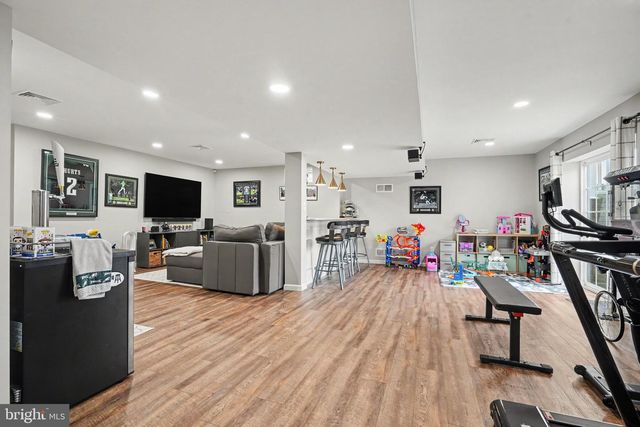 18 OYSTER BAY DR, Mechanicsburg, PA 17050