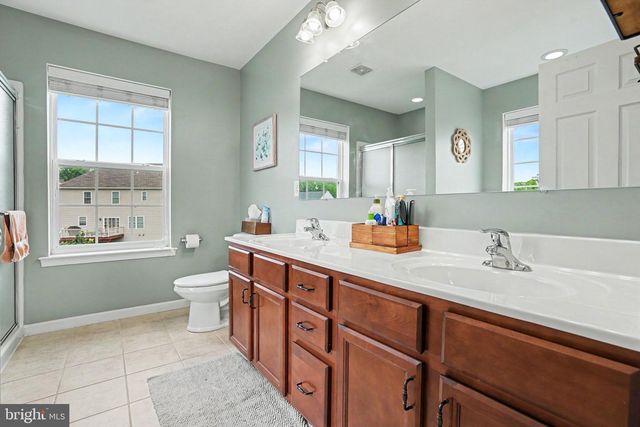 18 OYSTER BAY DR, Mechanicsburg, PA 17050