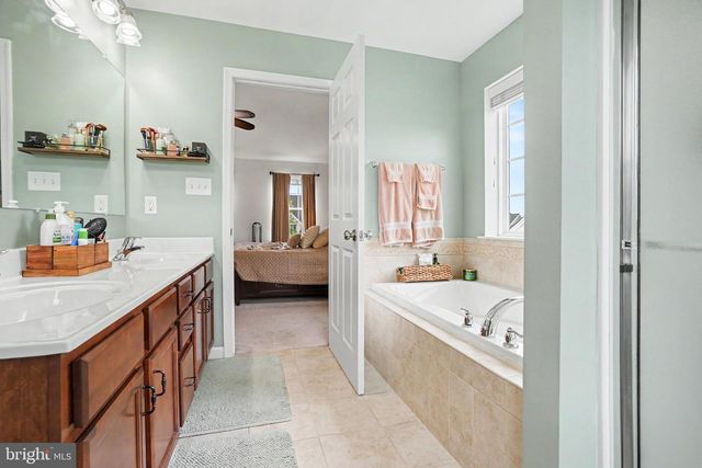 18 OYSTER BAY DR, Mechanicsburg, PA 17050