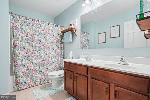 18 OYSTER BAY DR, Mechanicsburg, PA 17050