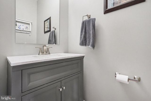 18 OYSTER BAY DR, Mechanicsburg, PA 17050