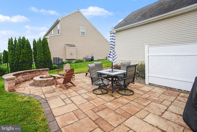 18 OYSTER BAY DR, Mechanicsburg, PA 17050