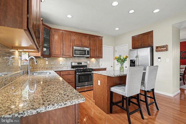 18 OYSTER BAY DR, Mechanicsburg, PA 17050
