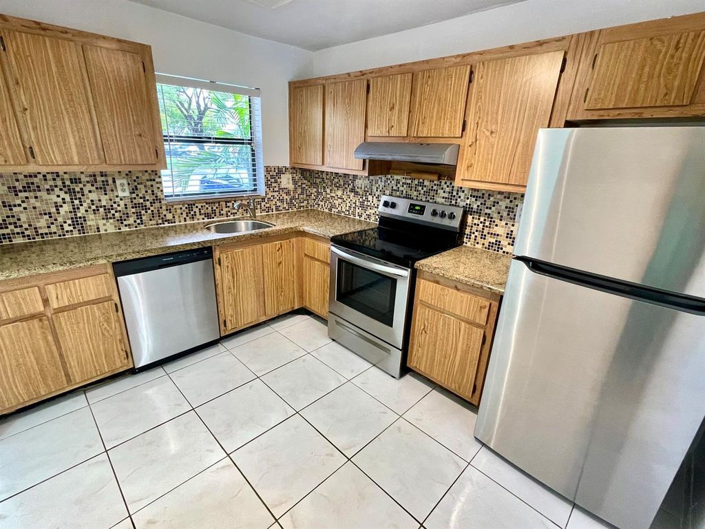 10442 Sunrise Lakes Boulevard 104, Sunrise, FL 33322