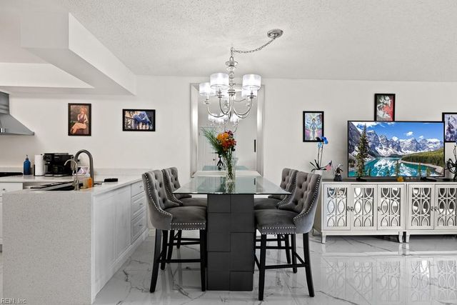 1256 Foursome LN, Virginia Beach, VA 23455