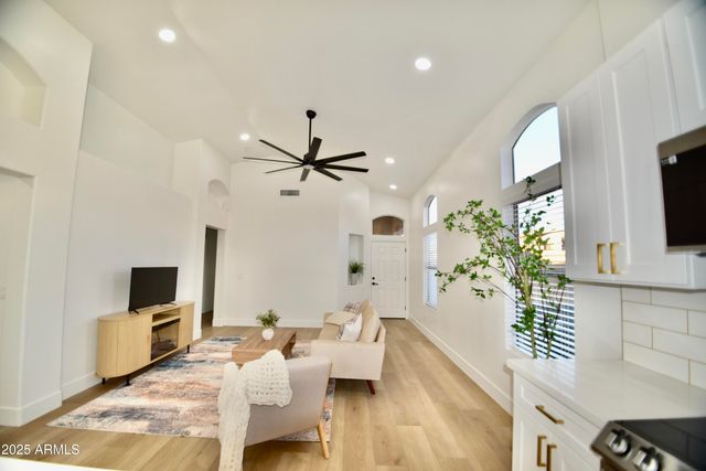 10053 E CAPRI Avenue, Mesa, AZ 85208