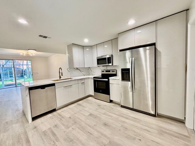 1498 Barcelona Way 3-21, Weston, FL 33327
