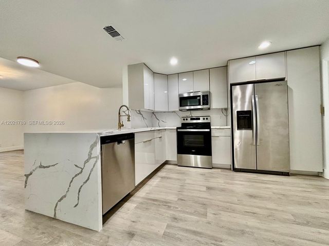 1498 Barcelona Way 3-21, Weston, FL 33327