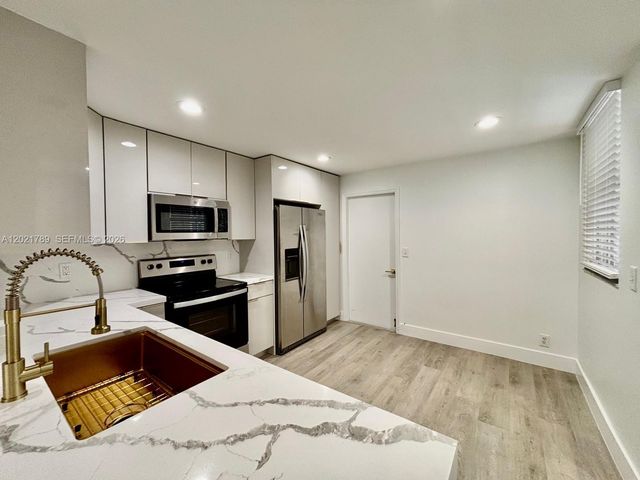1498 Barcelona Way 3-21, Weston, FL 33327