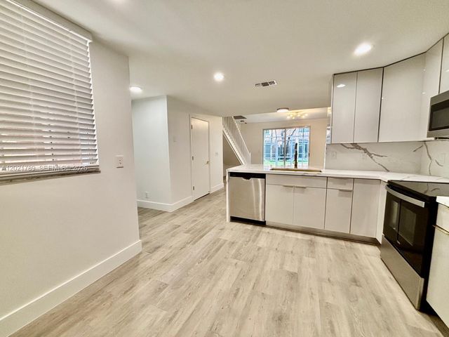 1498 Barcelona Way 3-21, Weston, FL 33327